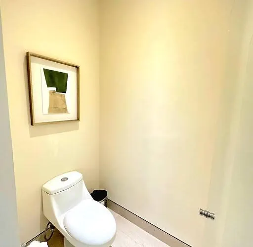 Charming 3 Bedroom Minutes From The Apartment *