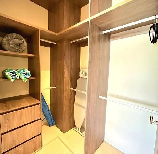 Apartment Charming 3 Bedroom Minutes From The *